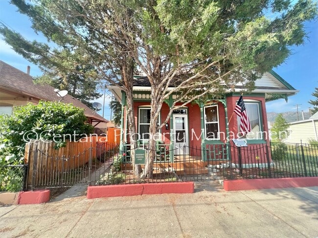 Building Photo - Historic home centrally located and beauti...