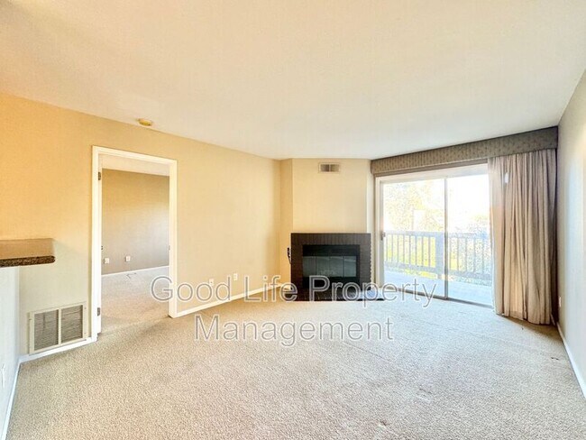 Building Photo - 7190 Shoreline Dr