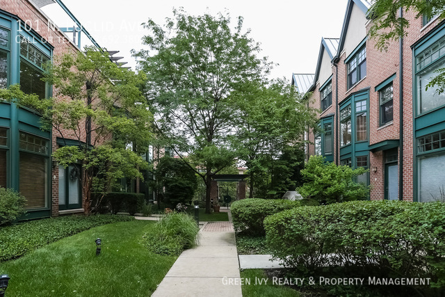 Primary Photo - Gorgeous, Modern, Oak Park, 4-Level Townho...