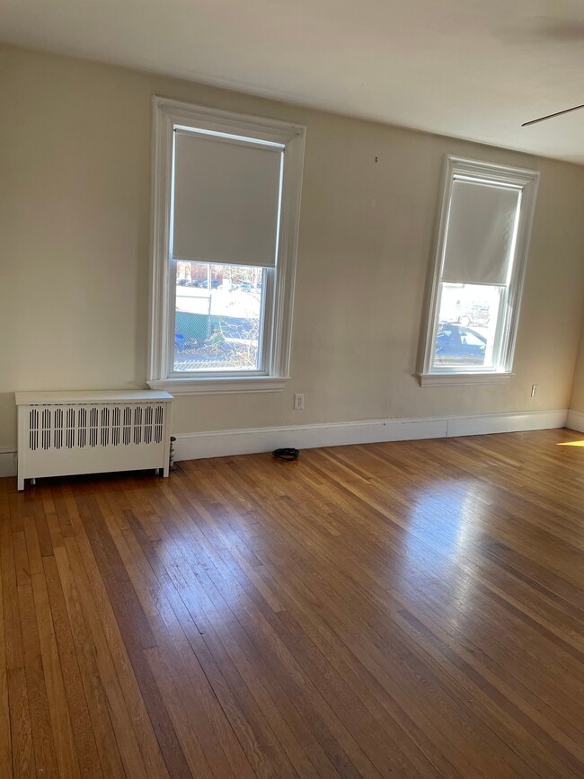 Building Photo - 148 Crescent St