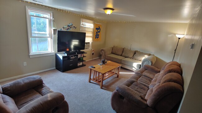 Spacious Living Room - 62 Mount Oliver St