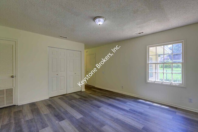 Building Photo - 5576 Kiernan Dr