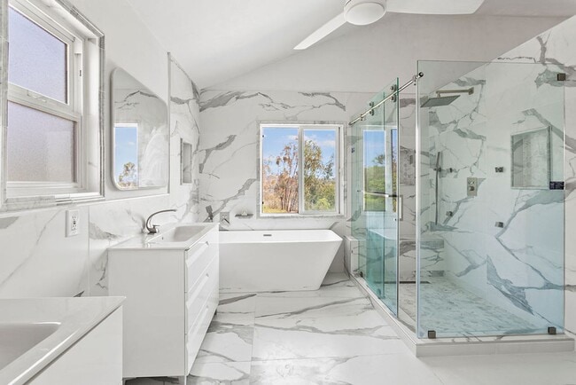 Building Photo - Amazing Pool Home in Lake Forest with VIEW!