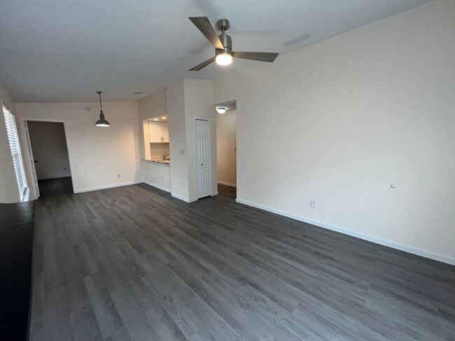 Building Photo - Newly Updated 2 Bedroom 2 Bathroom Southbr...