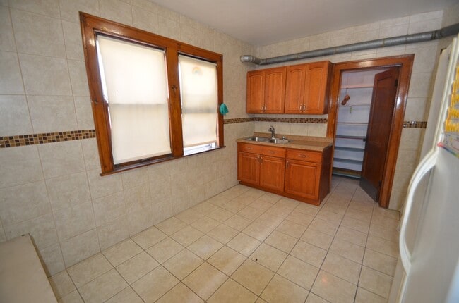 Building Photo - 3352 S Lituanica Ave