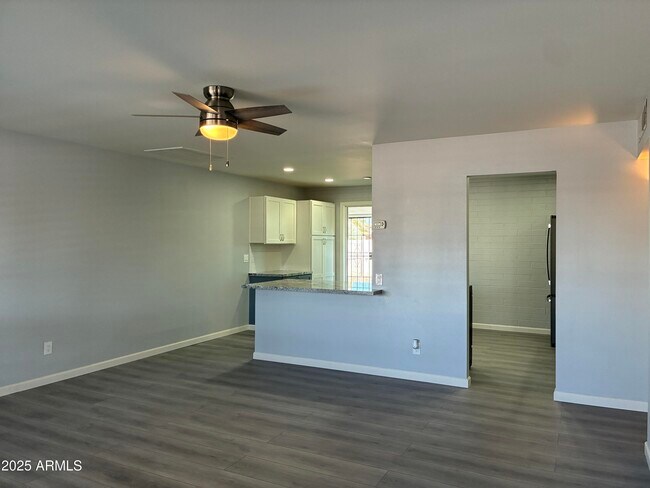 Building Photo - 10530 W Hope Dr