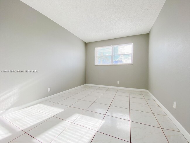 Foto del edificio - 4050 NE 12th Terrace