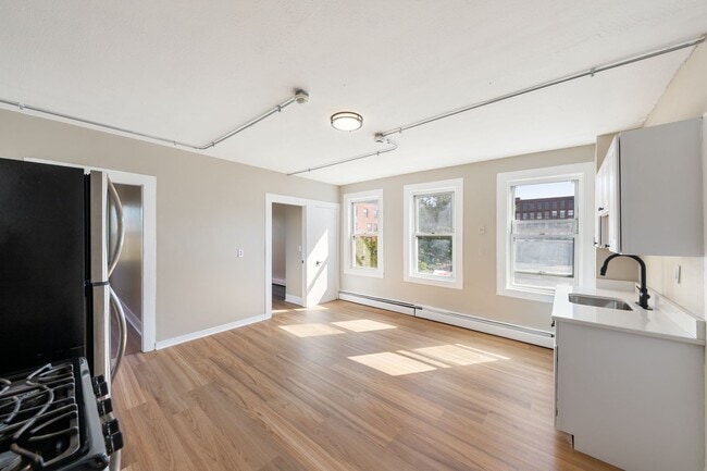 Building Photo - 50 Common St