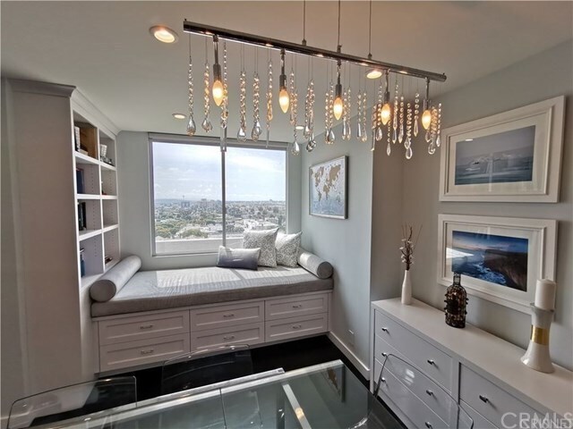 Building Photo - 818 N Doheny Dr