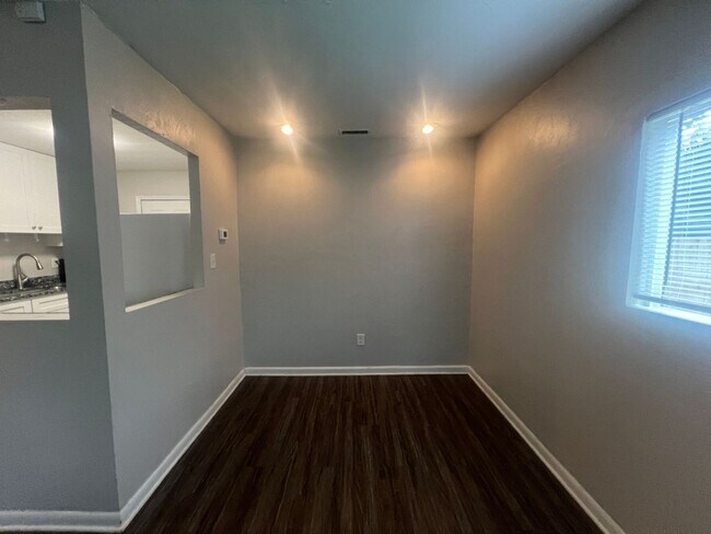 Foto del edificio - 615 Queens View Ct