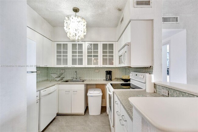 Building Photo - 1500 Bay Dr