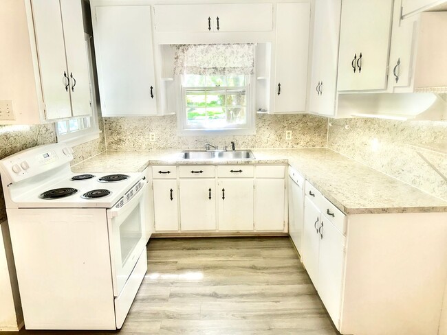 Building Photo - 3 Bedroom