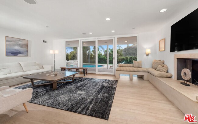 Foto del edificio - 1811 Rising Glen Rd