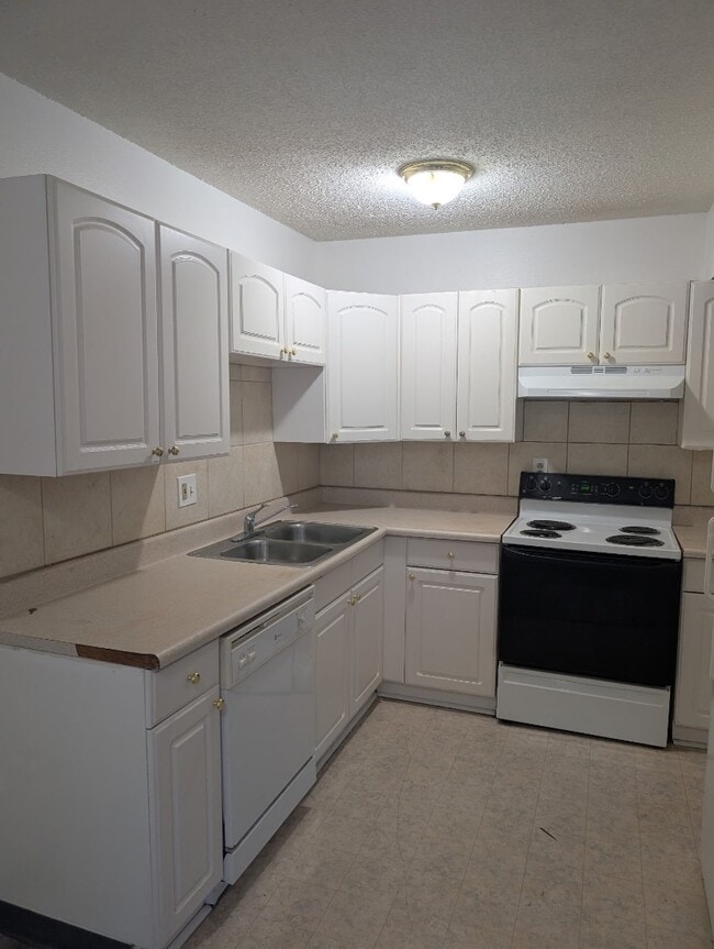 Building Photo - 2455-2455 Verde Dr