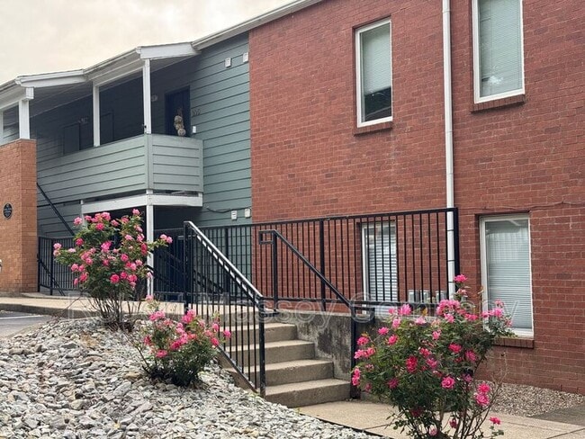 Building Photo - 2745 Grinstead Dr