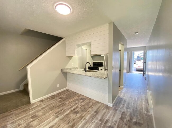 Building Photo - 307 Forest Ln