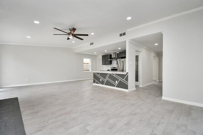 Building Photo - 10818 Hillcroft St