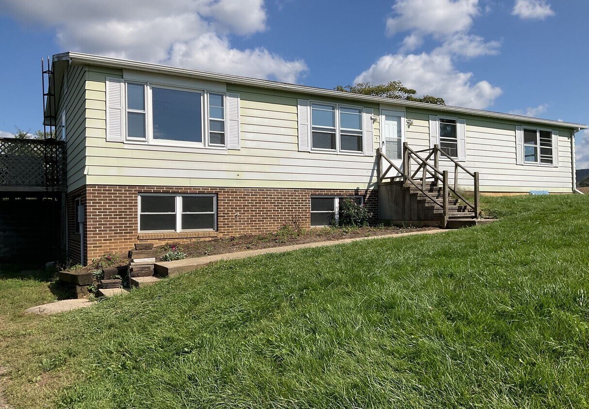 Primary Photo - 3 br, 1.5 bath House - 115 HIGH MOUNTAIN ROAD