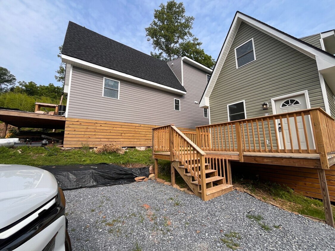 Primary Photo - Beautiful new construction off Rivermont! ...