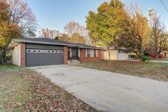 Foto del edificio - 3 Bedroom | 2 Bathroom | 2 Car Garage | Springfield MO | Fenced Back Yard!