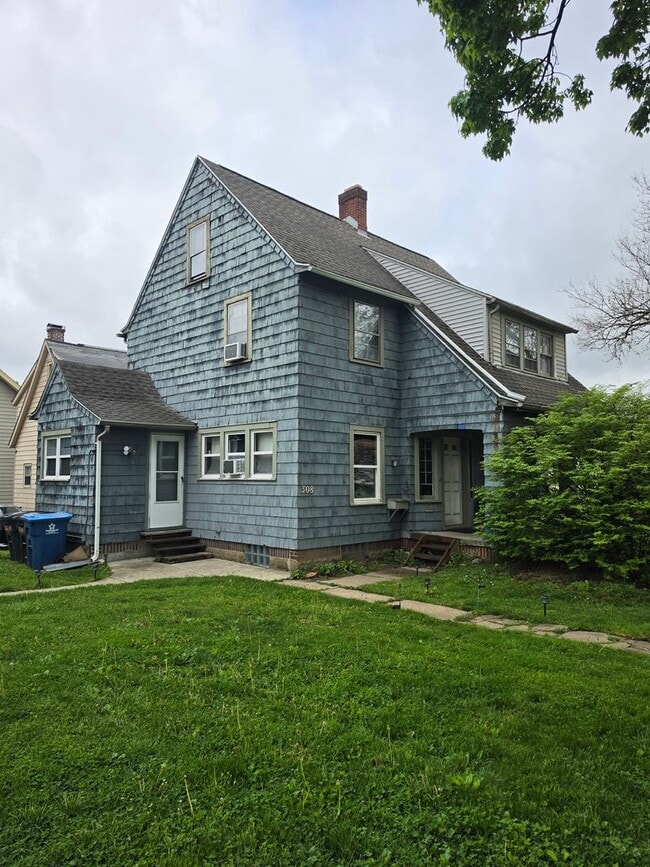 Building Photo - 338 E College Ave