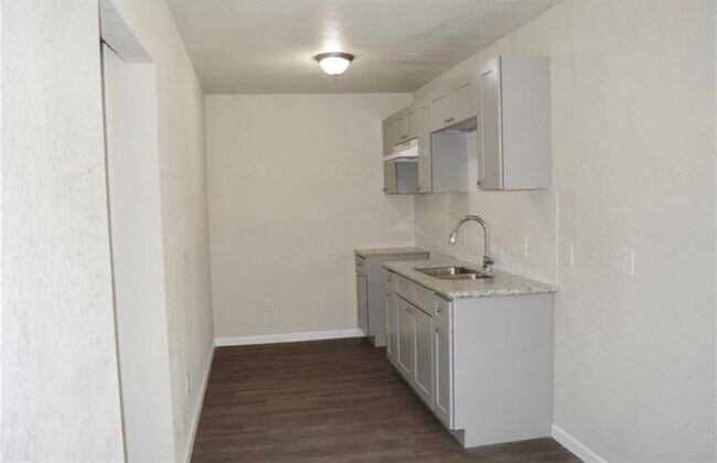 Foto del edificio - 7913 Woodlyn Rd