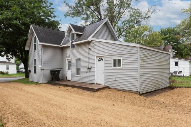 Building Photo - 3 Bedroom 1 Bath House - Menomonie