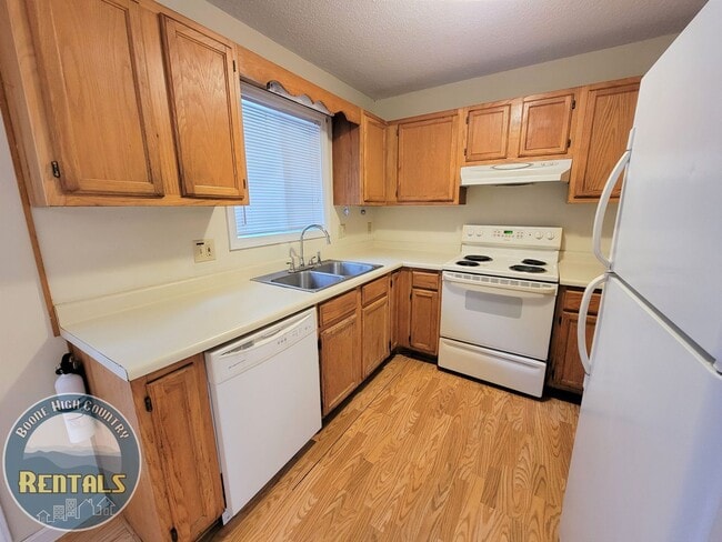 Building Photo - 323 Mountain Aire Ln