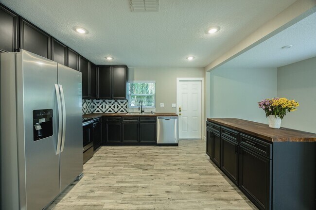 Building Photo - Contemporary 3-Bed, 2-Bath Home for Rent i...