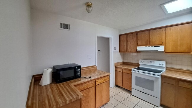 Foto del edificio - 8505 Lyn Ave