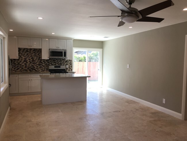 De la sala de estar a la cocina - 2655 Tilden Ave
