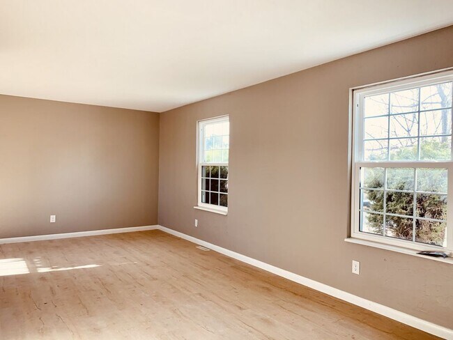 Building Photo - MOVE IN READY