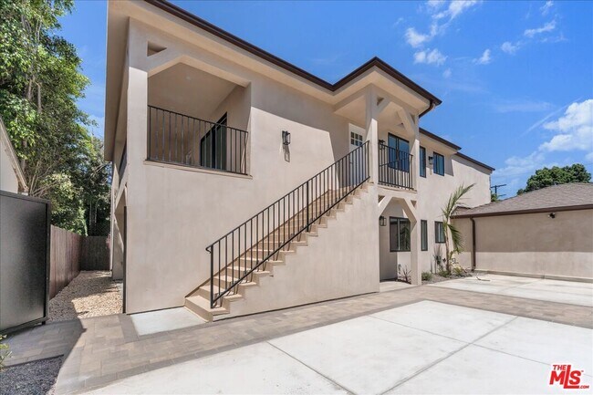 Foto del edificio - 6913 Encino Ave