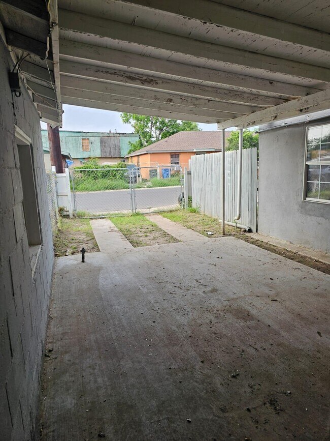 Foto del edificio - 2419 Sanchez St