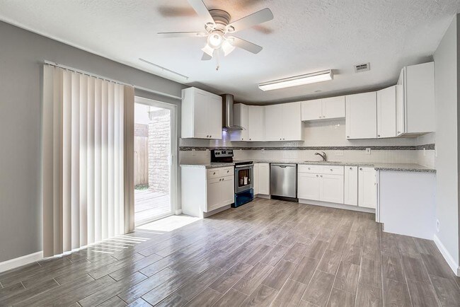 Building Photo - 16026 Bear Hill Dr