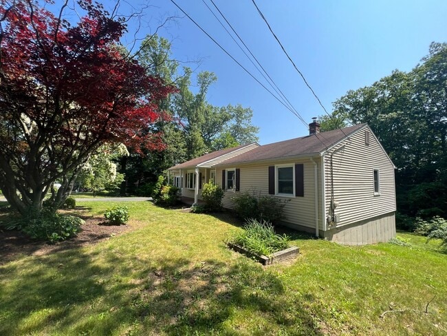 Building Photo - Spacious 3 Bedroom Ranch