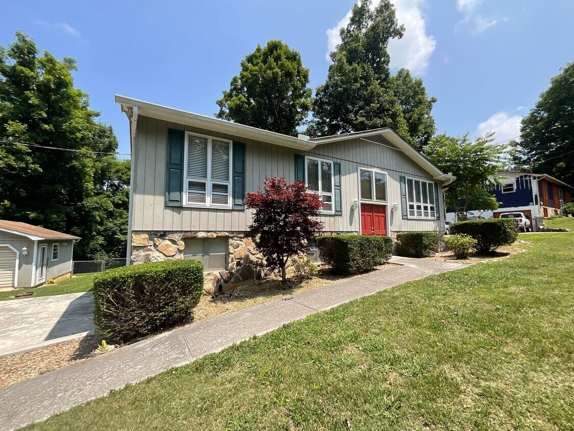 Primary Photo - Large 4 bed/2 bath with garage - W. Hamble...