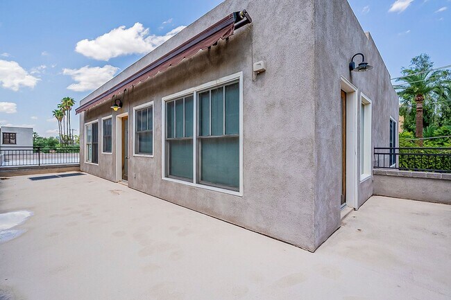 Building Photo - Live Downtown! Move Right In!