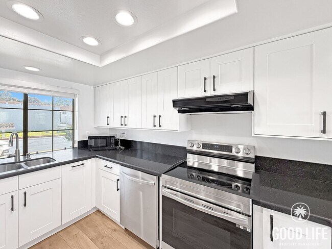 Building Photo - Stunning 2B/2.5BA Condo in Carlsbad For Lease!