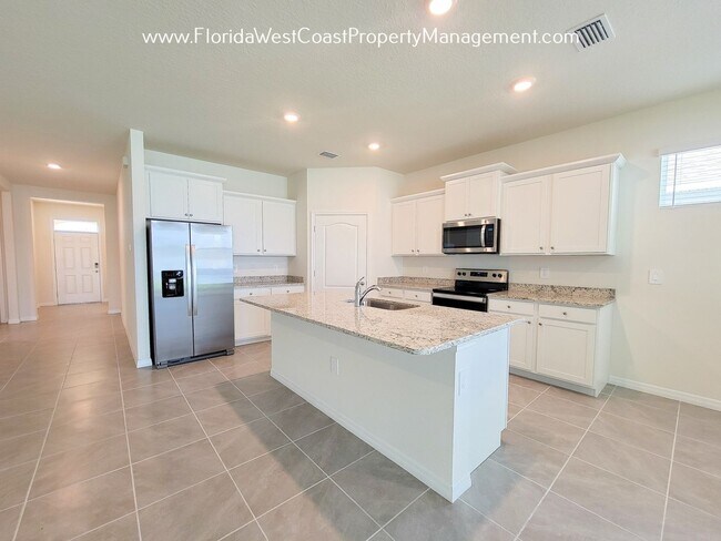 Foto del edificio - COOL COASTAL 4 BED/2 BATH HOME! PALISADES LAKEWOOD RANCH! COMMUNITY POOL/FITNESS ROOM!