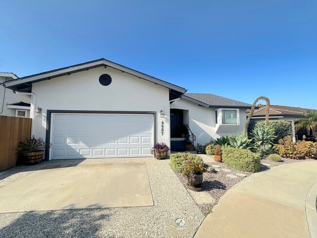 Building Photo - Stunning Hillside Home with Expansive View...