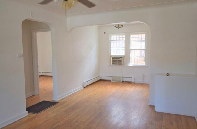 Foto del edificio - Charming six bedroom home near River North...
