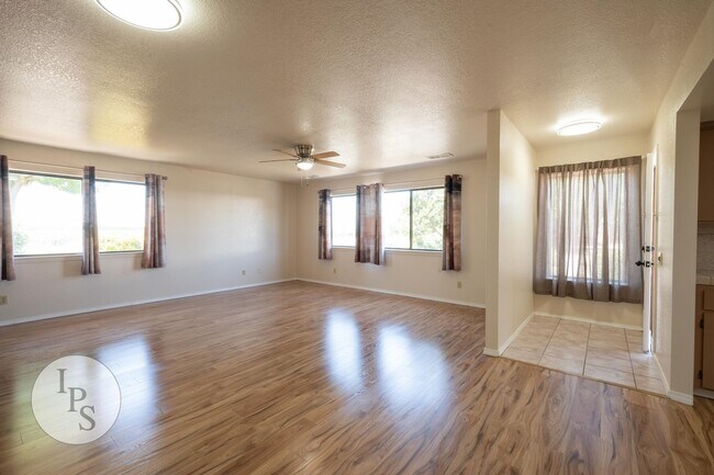 Building Photo - Fresno Westside Farm Home, 2BR/2BA, Built 1992 – Modern Updates!