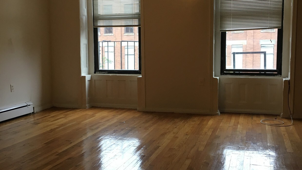 Primary Photo - 1049 Fulton St