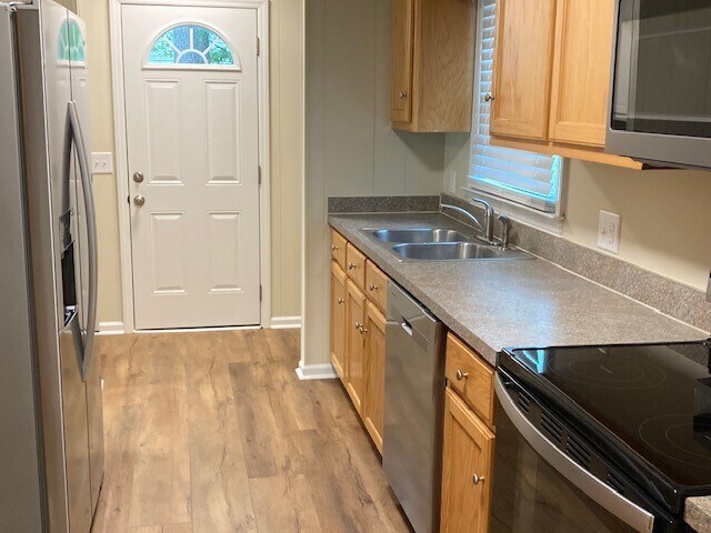 Building Photo - 3 BR 1.5 BA