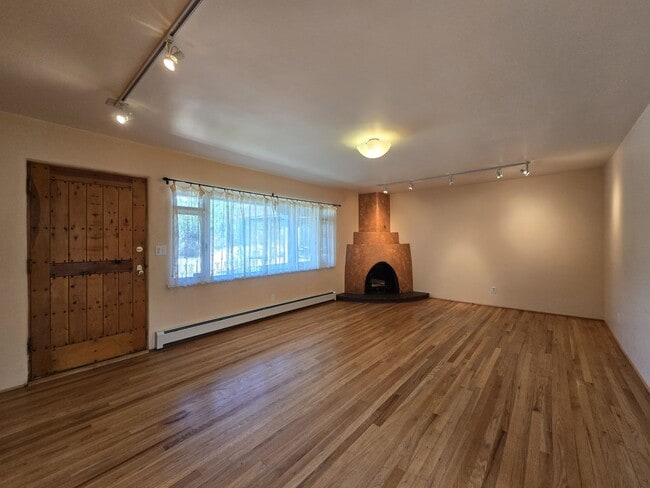 Building Photo - 1570 Don Gaspar Ave