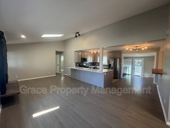 Foto del edificio - 4890 E Kansas Dr