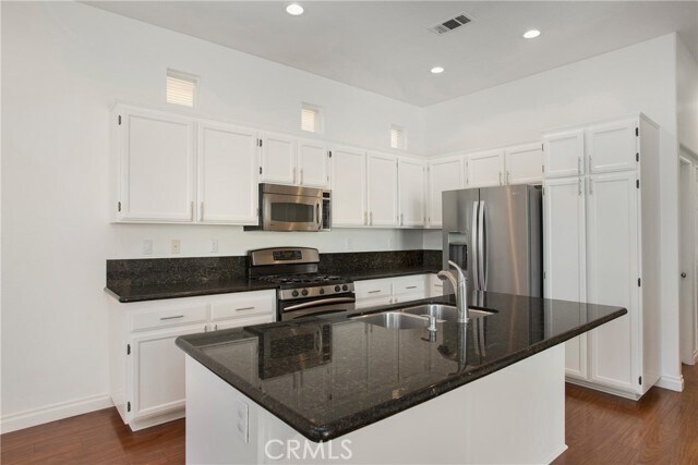 Building Photo - 5 Delfin