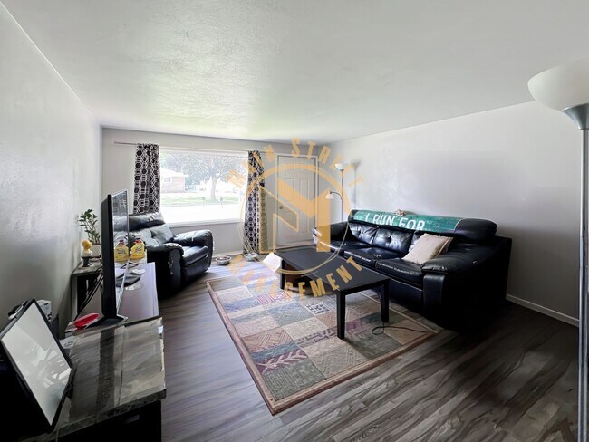 Building Photo - 708 N Fernmeadow Dr