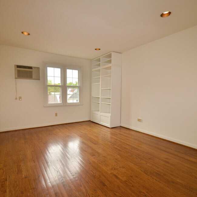 Building Photo - 331 Denniston St